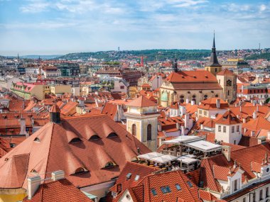 Prag, Çek Cumhuriyeti - Haziran 2022: Prag şehri ile güzel hava manzarası. Kırmızı kiremitli birçok geleneksel ev.
