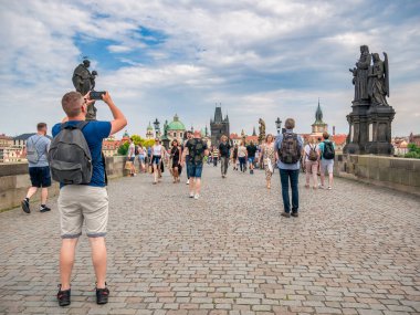 Prag, Çek Cumhuriyeti - Haziran 2022: Prag 'daki meşhur Charles Köprüsü ile Eski Şehir Köprüsü' nün manzarası. Prag 'da Turistler