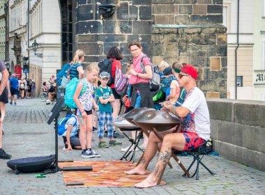 Prag, Çek Cumhuriyeti - Haziran 2022: Prag 'daki ünlü Charles Köprüsü' nde sokak sanatçısı.