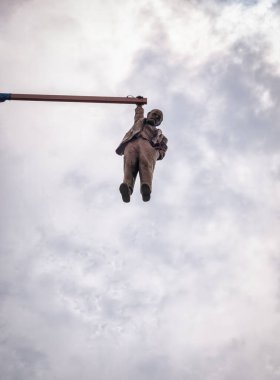 Prag, Çek Cumhuriyeti - Haziran 2022: Sigmund Freud heykeli heykeltraş David Cerny tarafından Prag 'da