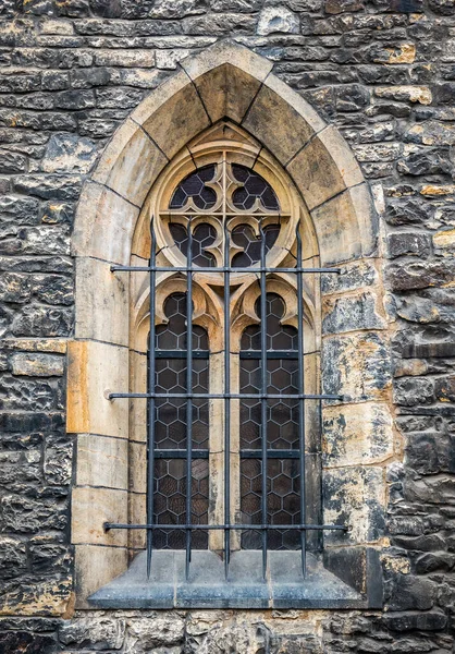 Architektonisches Detail Mit Einem Fenster Einer Kirche Gotischen Mittelalterlichen Stil — Stockfoto