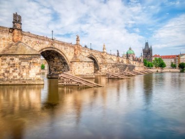 Prag, Çek Cumhuriyeti - Haziran 2022: Charles Köprüsü 'nün ana turistik merkezi. Prag 'daki Vltava Nehri üzerindeki ortaçağ taş kemer köprüsü
