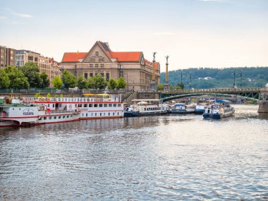 Prag, Çek Cumhuriyeti - Haziran 2022: Prag 'daki Vltava nehrinden Charles Üniversitesi Hukuk Fakültesi (Pravnick fakulta UK) ile manzara