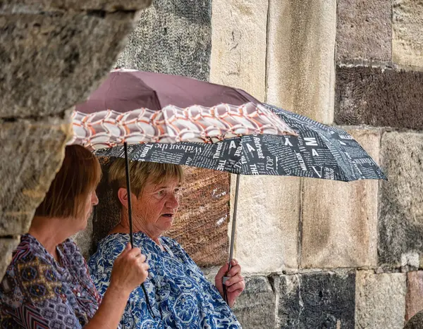 Прага Чехия Июнь 2022 Две Пожилые Женщины Держат Зонтики Разговаривают — стоковое фото