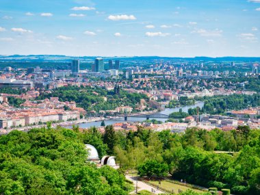 Güzel Prag şehrinin havadan görünüşü.