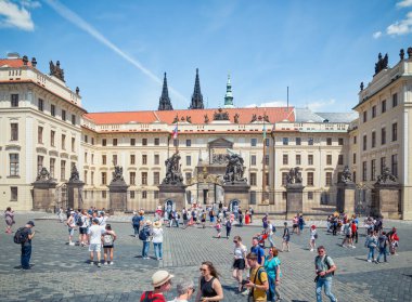 Prag, Çek Cumhuriyeti - Haziran 2022: Prag Kalesi 'nin yeni kraliyet sarayının korunan girişi. Prag 'da Turistler