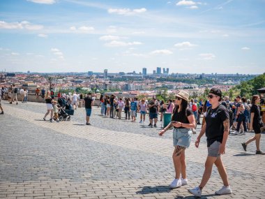 Prag, Çek Cumhuriyeti - Haziran 2022: Prag kentinin manzarasından keyif alan turist kalabalığıyla Mirador de San Matias 'ın sahnesi