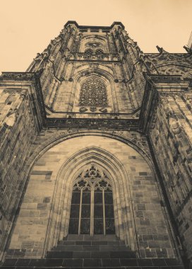 Prag Kalesi 'ndeki St. Vitus Katedrali' nin gotik kuleleriyle güzel bir manzara. Ayrıntıları kapat.
