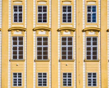 Eski bir binanın camları olan mimari bir detay. Prag, Çek Cumhuriyeti 'nin merkezinde eski bir klasik mimari. Kusursuz desen arkaplanı