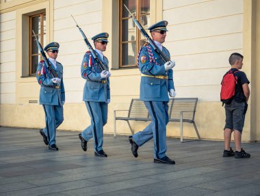 Prag, Çek Cumhuriyeti - Haziran 2022: Prag Şatosu 'nda Muhafız Töreni Değiştirme