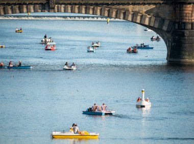 Prag, Çek Cumhuriyeti - Haziran 2022: Pek çok turist ve yerli Vltava nehrinde tatil veya hafta sonu gününün tadını çıkarıyor