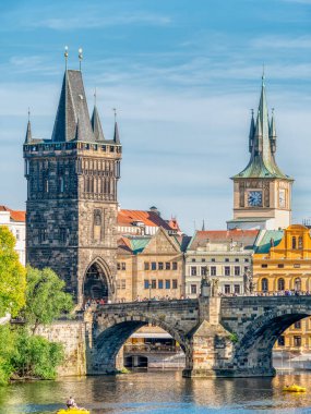 Eski Şehir Köprüsü ve Prag 'daki Charles Köprüsü ile güzel bir manzara, önemli bir turistik ilgi merkezi.