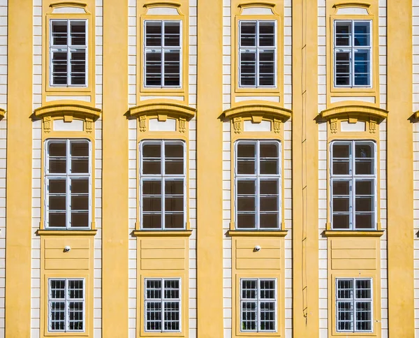 Eski bir binanın camları olan mimari bir detay. Prag, Çek Cumhuriyeti 'nin merkezinde eski bir klasik mimari. Kusursuz desen arkaplanı