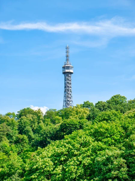 프라하의 명소인 페트린 타워를 구경하라 — 스톡 사진