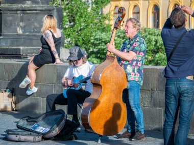 Prag, Çek Cumhuriyeti - Haziran 2022: Charles Bridge, Prag 'da turistler için gitar ve çello çalan sokak sanatçıları.
