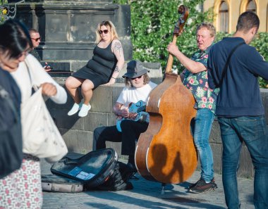 Prag, Çek Cumhuriyeti - Haziran 2022: Charles Bridge, Prag 'da turistler için gitar ve çello çalan sokak sanatçıları.