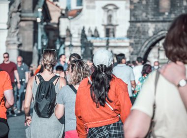  Prag 'daki ünlü Charles Köprüsü' nde yürüyen ve gezen turist kalabalığı..