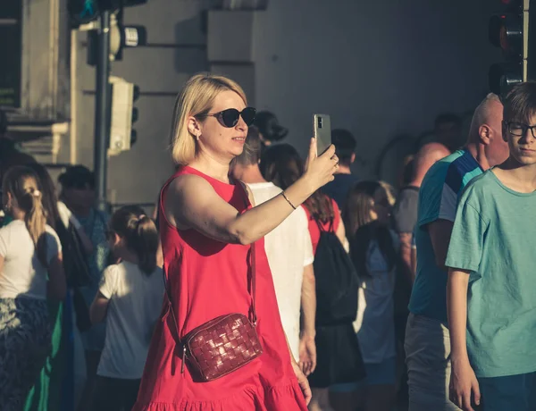 프라하 2022 브리지 스마트 폰으로 사진을 드레스를 금발의 관광객 — 스톡 사진