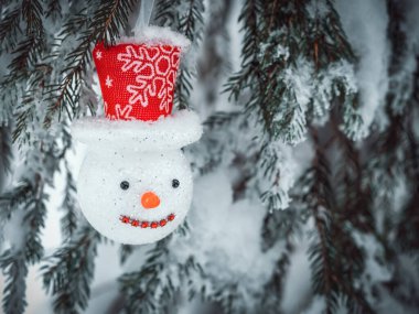 Kardan adam Noel ağacı süslemesi. Kış tatili kartpostalı