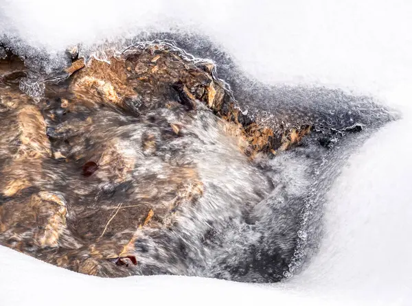 Minimalistyczny Abstrakcyjny Obraz Górskiego Strumienia Płynącego Pod Białym Zamarzniętym Śniegiem — Zdjęcie stockowe