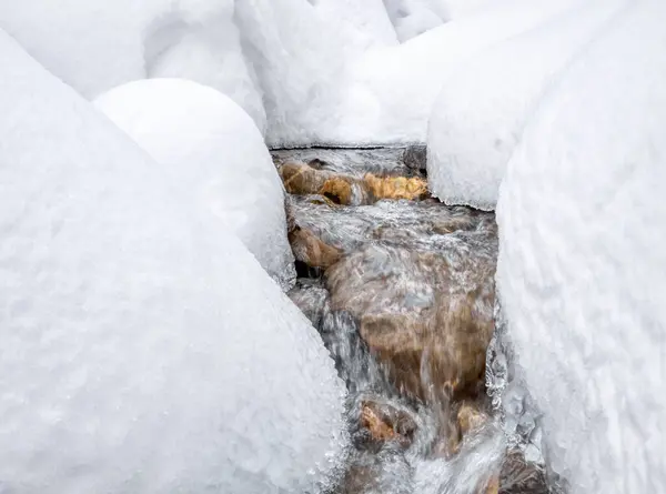 Image Abstraite Minimaliste Ruisseau Montagne Coulant Sous Neige Blanche Glacée — Photo