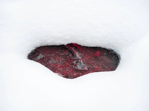 Streszczenie Minimalistyczny Obraz Czerwonego Strumienia Krwi Płynącego Pod Zamarzniętym Śniegiem — Zdjęcie stockowe