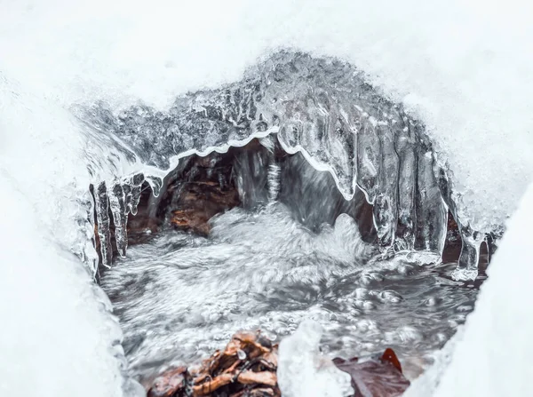 Górski Strumień Płynący Pod Białym Zamarzniętym Śniegiem Bliższe Szczegóły — Zdjęcie stockowe