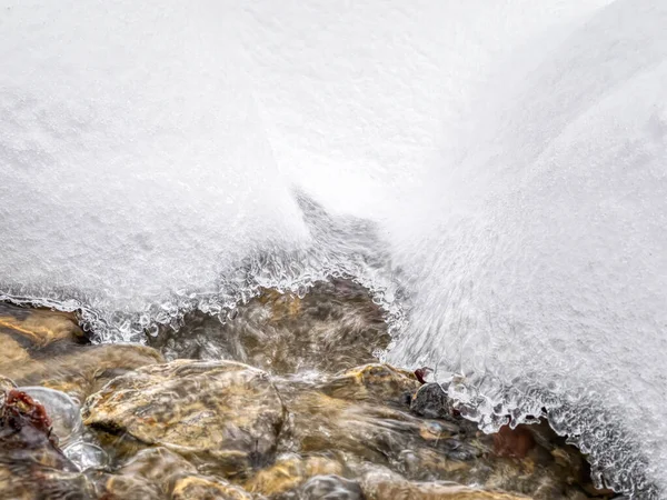 Minimalistyczny Abstrakcyjny Obraz Górskiego Strumienia Płynącego Pod Białym Zamarzniętym Śniegiem — Zdjęcie stockowe