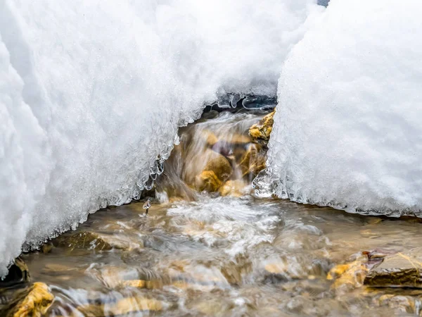 Image Abstraite Minimaliste Ruisseau Montagne Coulant Sous Neige Blanche Glacée — Photo