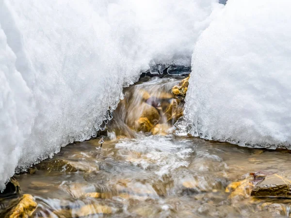 Imagen Abstracta Minimalista Arroyo Montañoso Que Fluye Bajo Blanca Nieve —  Fotos de Stock