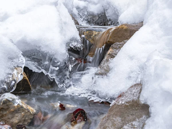 白い凍結した雪の下を流れる渓流のミニマルな抽象画白い凍結した雪の下を流れる渓流のミニマルな抽象画 — ストック写真