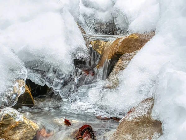 Corriente Montaña Que Fluye Bajo Nieve Blanca Través Las Rocas —  Fotos de Stock