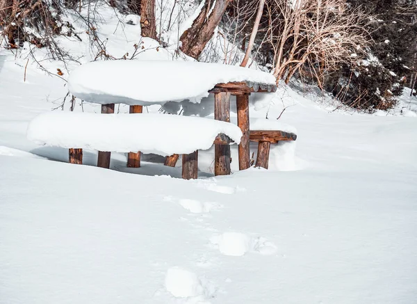 Hermoso Paisaje Invierno Con Una Mesa Madera Cubierta Con Una —  Fotos de Stock