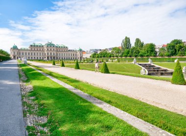 Viyana, Avusturya - Haziran 2022: Belvedere Sarayı (Schloss Belvedere) ile Barok mimari tarzında inşa edilmiş ve Avusturya 'nın Viyana kentinde yer almaktadır.