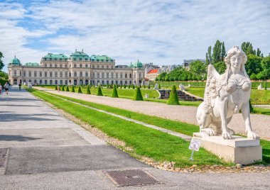 Viyana, Avusturya - Haziran 2022: Belvedere Sarayı (Schloss Belvedere) ile Barok mimari tarzında inşa edilmiş ve Avusturya 'nın Viyana kentinde yer almaktadır.