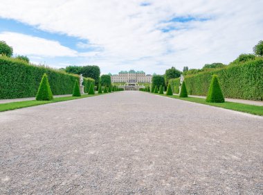 Belvedere Sarayı (Schloss Belvedere) ile birlikte Barok mimari tarzında inşa edilmiş ve Avusturya 'nın Viyana kentinde yer almaktadır.