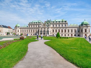 Belvedere Sarayı (Schloss Belvedere) ile birlikte Barok mimari tarzında inşa edilmiş ve Avusturya 'nın Viyana kentinde yer almaktadır.