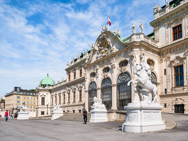 以巴洛克风格建造的位于奥地利维也纳的贝尔韦代雷宫 Schloss Belvedere 的景观 — 图库照片