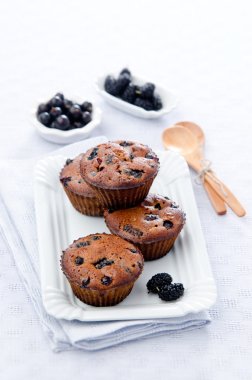 Muffin con cioccolato e frutti di bosco