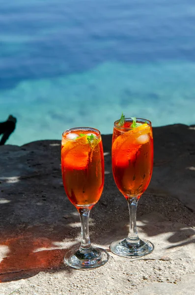 Dos Vasos Spritz Cóctel Bebida Larga Piedra Con Fondo Vista — Foto de Stock