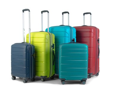 Beyaz arka planda seyahat etmek için farklı renkte bavullar.