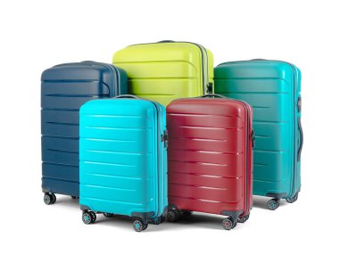 Beyaz arka planda seyahat etmek için farklı renkte bavullar.