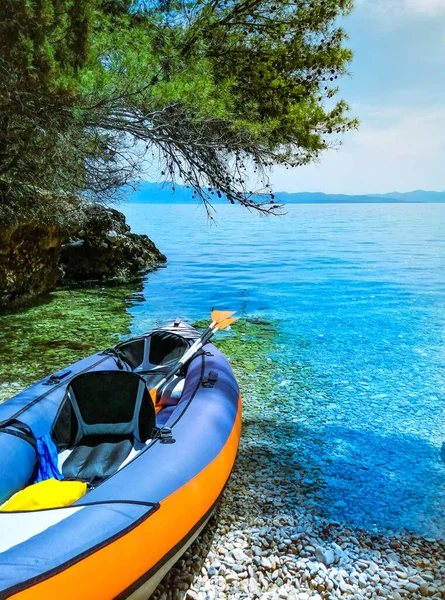 Inflatable Kayak Bay Sea Pebble Beach Canoe Sea Coast Clear — Stok fotoğraf