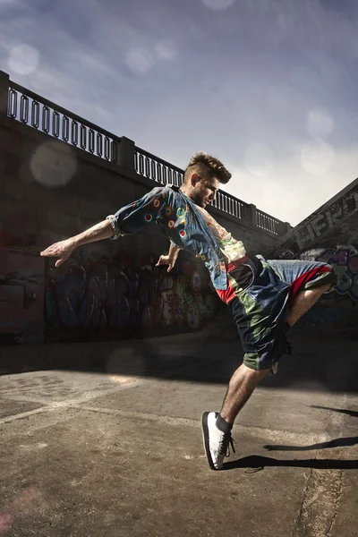 Человек, танцующий хип-хоп в городах — стоковое фото
