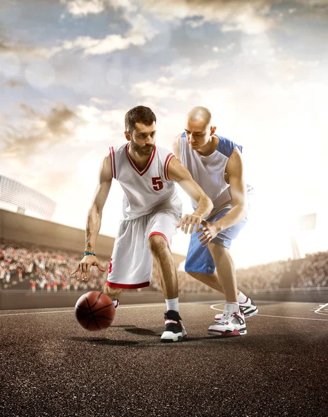 Jugador de baloncesto en acción en el fondo del cielo y la multitud — Foto de Stock