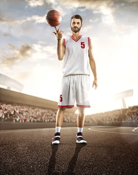 Giocatore di basket in azione sullo sfondo del cielo e della folla — Foto Stock