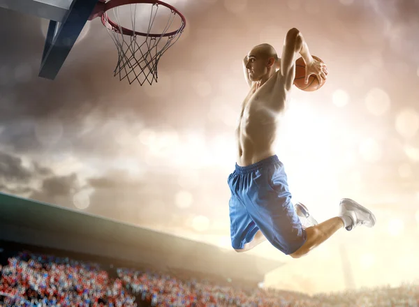 Jugador de baloncesto en acción en el fondo del cielo y la multitud —  Fotos de Stock