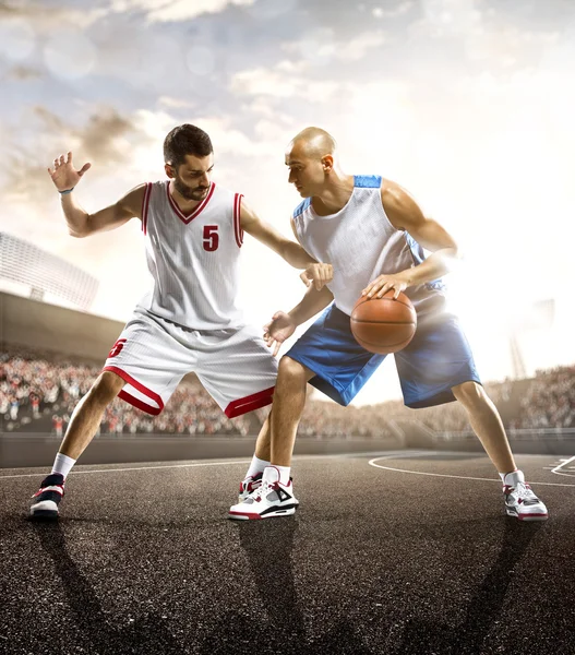 Pemain basket beraksi di latar langit dan keramaian. — Stok Foto