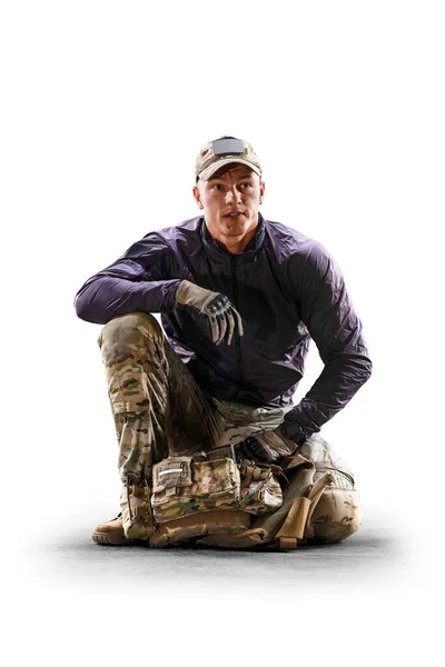 Солдат Спецназа Оружием Руках Изолированном Белом Фоне Военная Концепция Будущего — стоковое фото