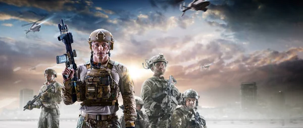 Katona Különleges Erők Fegyverekkel Kezükben Futurisztikus Háttérrel Jövő Katonai Koncepciója — Stock Fotó